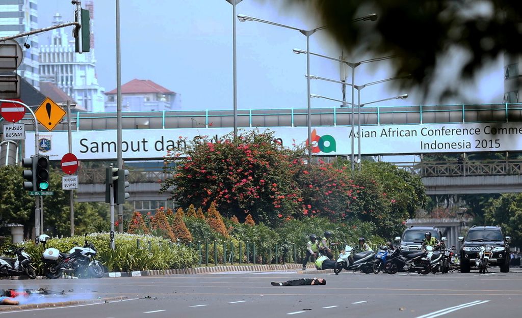 Polisi Lalu Lintas terlibat baku tembak dengan teroris setelah terjadi ledakan di Pos Polisi Sarinah, Jalan MH Thamrin, Jakarta Pusat, Kamis (14/1/2016). Tujuh orang tewas dalam peristiwa itu.