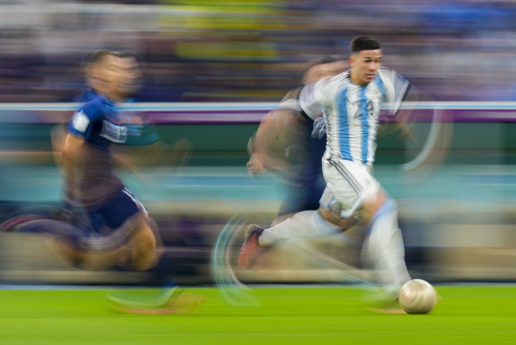 Pemain Argentina, Enzo Fernandez, berlari menggiring bola dalam babak semifinal Piala Dunia melawan Kroasia yang digelar di Stadion Lusail, Lusail, Qatar, Selasa (13/12/2022).