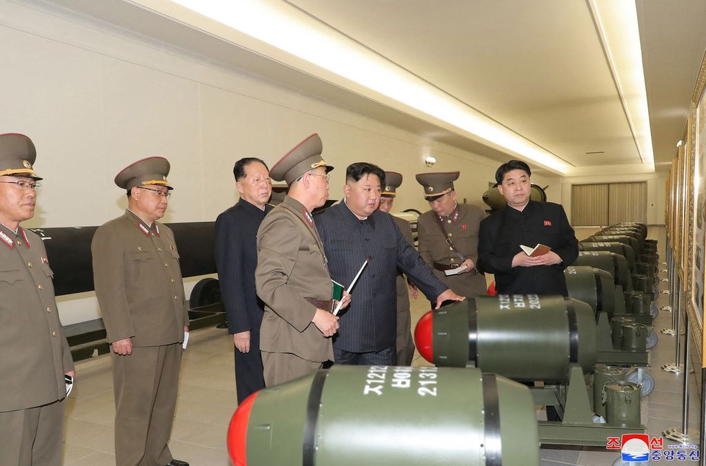 Foto yang diambil pada 27 Maret 2023 dan dirilis oleh kantor berita resmi Korea Utara, KCNA, pada 28 Maret 2023 ini menunjukkan pemimpin Korut Kim Jong Un (kedua dari kiri) menginspeksi proyek persenjataan nuklir di sebuah lokasi yang tidak diketahui di Korut. 