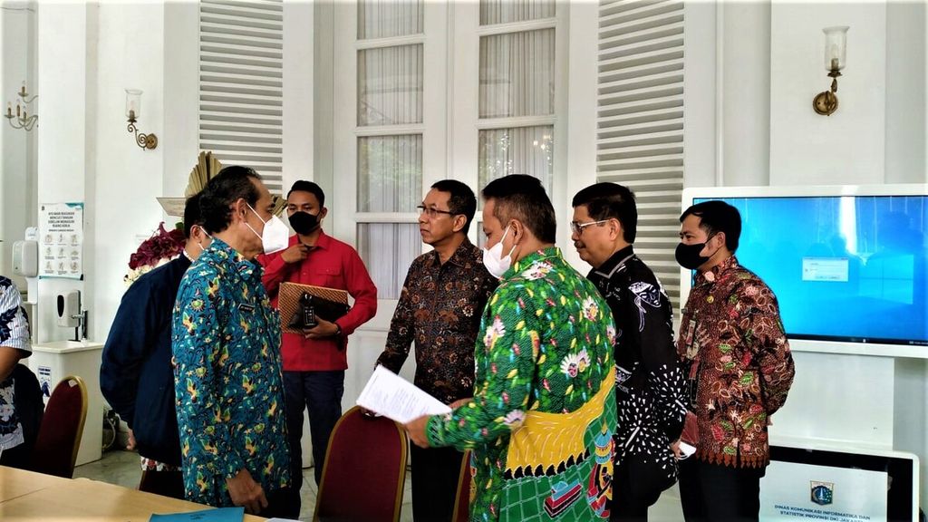 Penjabat Gubernur DKI Jakarta Heru Budi Hartono berbincang dengan pejabat eselon III di lingkungan Pemerintah Provinsi DKI saat meninjau layanan meja aduan di Balai Kota DKI, Gambir, Jakarta Pusat, pada Kamis (20/10/2022).