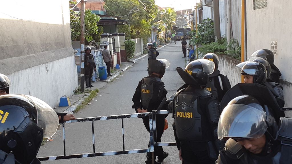 Polisi berjaga di pintu masuk Pondok Pesantren Shiddiqiyyah, Jombang, Jatim, Kamis (7/7/2022). 