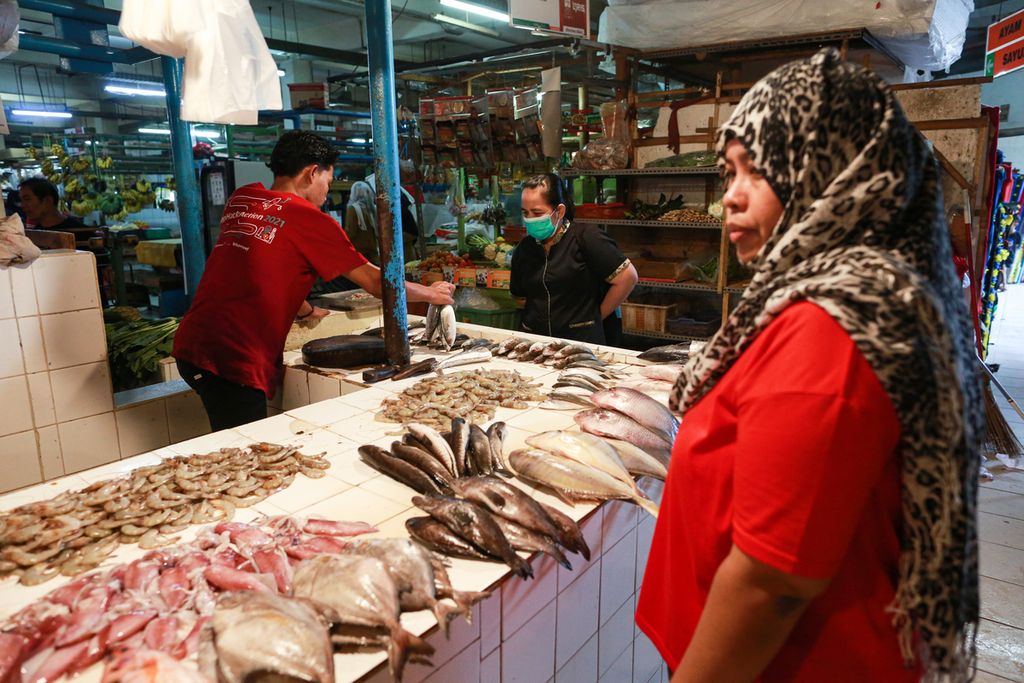  Residents shopping activities at Santa Market, Kebayoran Baru, South Jakarta, Monday (20/6/2022).