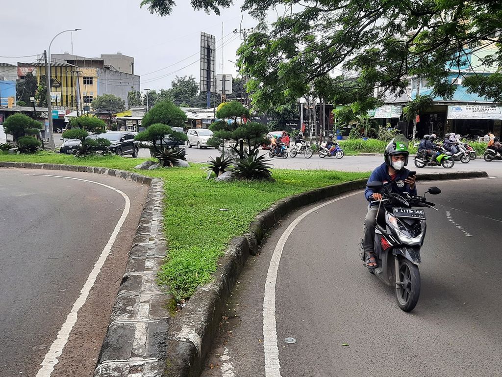 Seorang pengendara sepeda motor yang melawan arus lalu lintas menuju Jalan HOS Cokroaminoto, Ciledug, Tangerang, Banten, Selasa (14/3/2023).