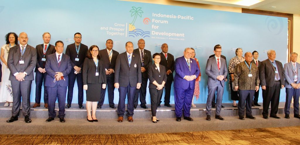 Menteri Luar Negeri RI Retno LP Marsudi (barisan depan, tengah) berfoto bersama para pejabat sejumlah negara Pasifik dalam pembukaan Indonesia-Pacific Forum for Development, Rabu (7/12/2022), di Badung, Bali. 