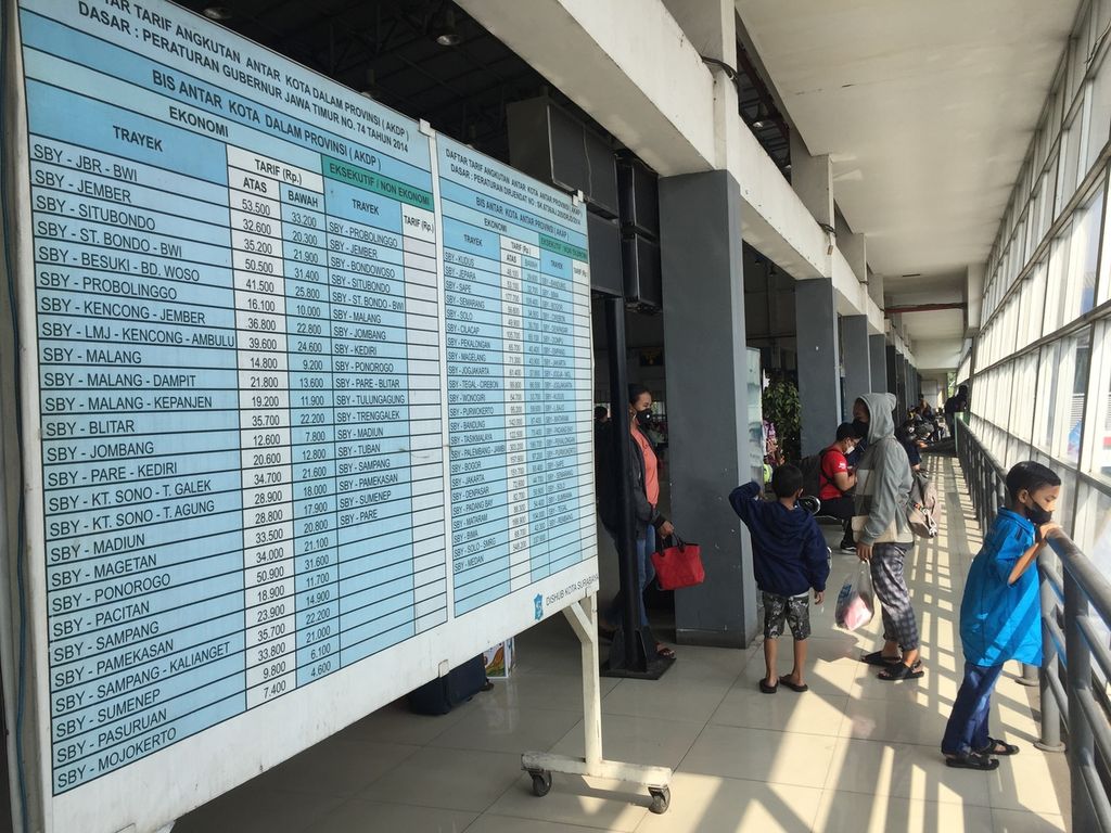 Suasana bagian dalam Terminal Purabaya, Surabaya, Jawa Timur, Jumat (29/4/2022). Puncak arus mudik penumpang Lebaran 2022 dengan angkutan umum termasuk bus diprediksi terjadi kurun 29-30 April 2022.