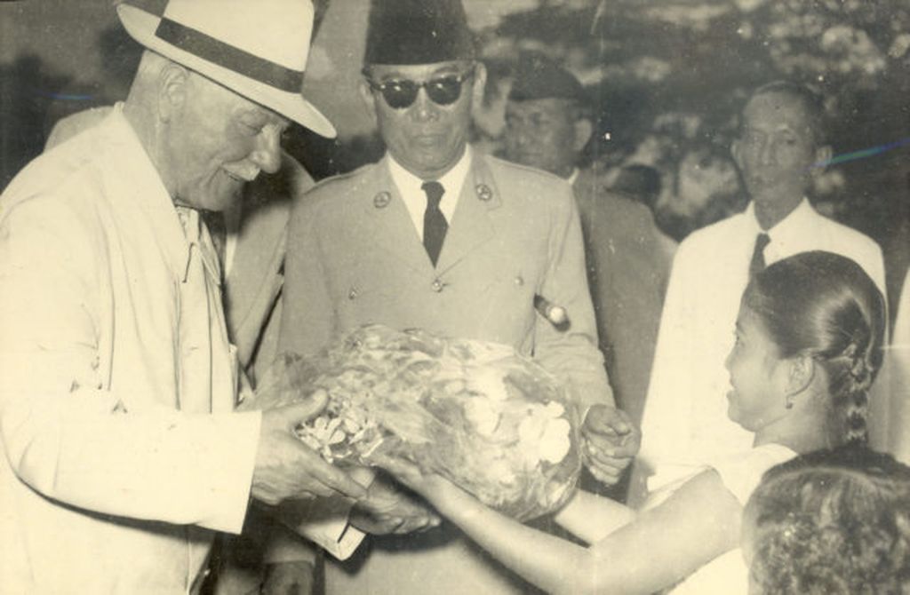 Kedatangan Presiden Uni Soviet, K. Y. Voroshilov di lapangan terbang Kemayoran disambut hangat oleh Presiden Soekarno dan masyarakat Jakarta, tanggal 6 Mei 1957.