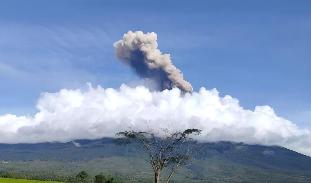 Penampakan erupsi Gunung Kerinci saat menyemburkan abu vulkanik setinggi sekitar 700 meter dari puncak, difoto dari Desa Batang Sangir, Kecamatan Kayu Aro, Kabupaten Kerinci, Jambi, Selasa (6/12/2022) pagi.