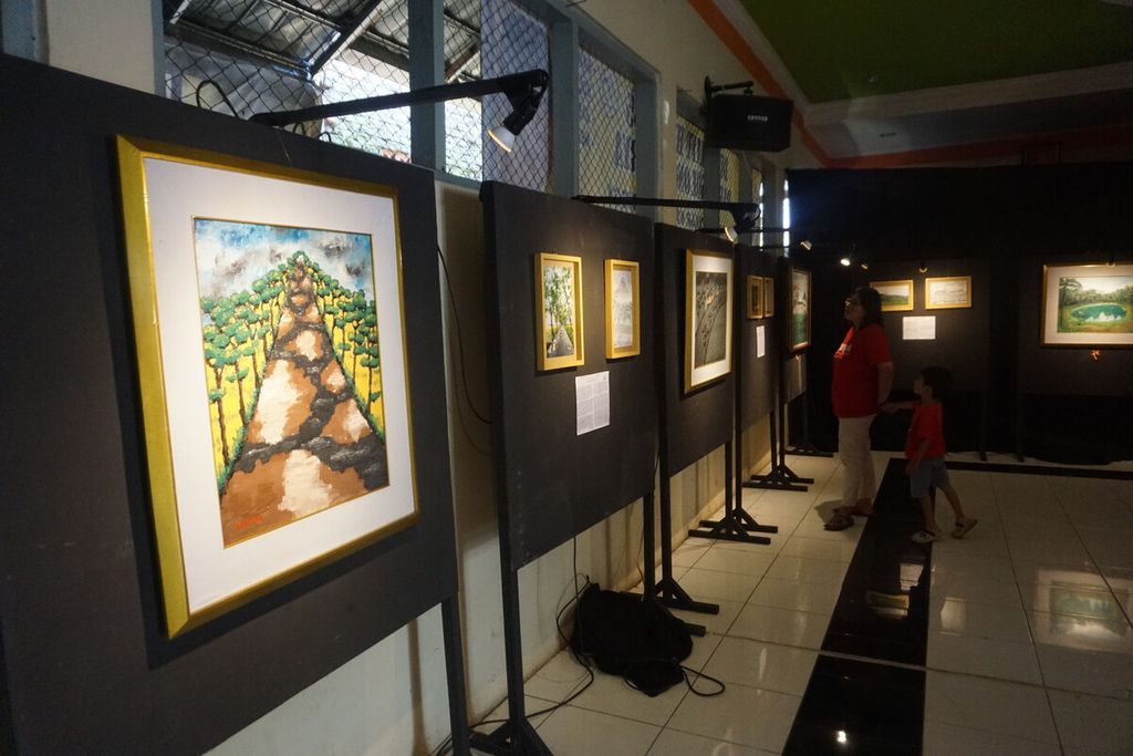 Pengunjung melihat pameran tunggal karya Bowo Leksono bertajuk "Gugat!" di Aula DPD Partai Golkar Purbalingga, Jawa Tengah, Minggu (12/3/2023).