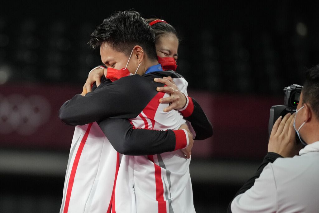 Ganda Indonesia, Greysia Polii dan Apriyani Rahayu, berpelukan seusai meraih medali emas ganda putri bulu tangkis Olimpiade Tokyo 2020 pada 2 Agustus 2021.