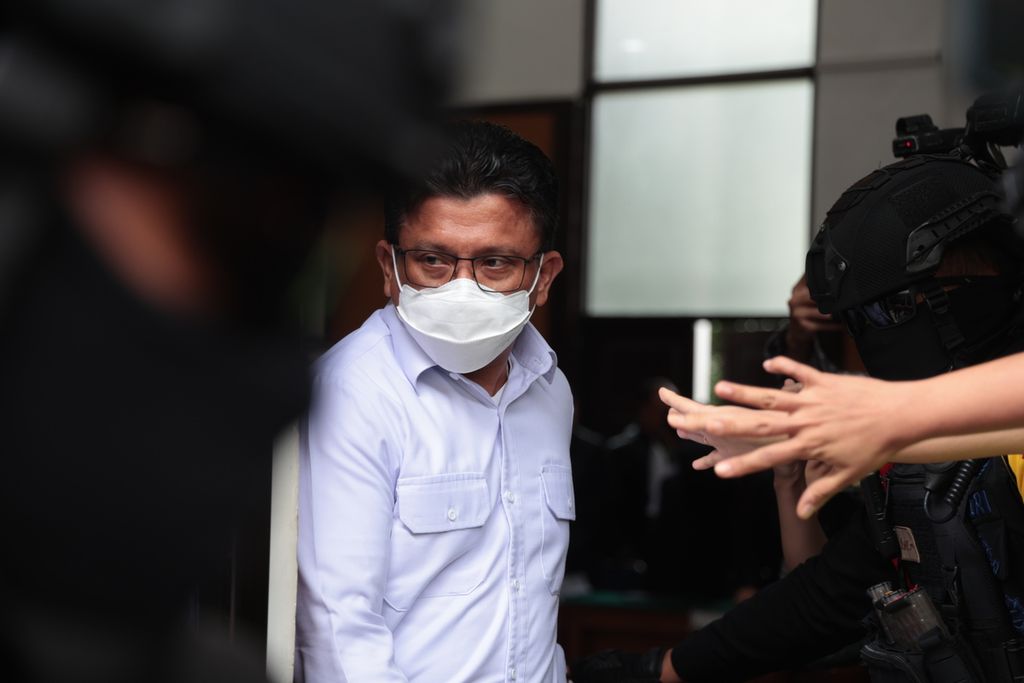 Terdakwa kasus pembunuhan Nofriansyah Yosua Hutabarat atau Brigadir J, Ferdy Sambo, seusai menjalani sidang pembacaan tuntutan di Pengadilan Negeri Jakarta Selatan, Senin (17/1/2023). Ferdy Sambo dituntut hukuman seumur hidup oleh jaksa penuntut umum.