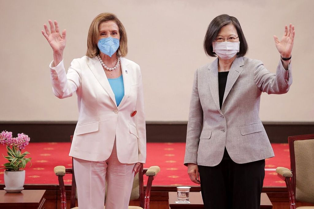 Foto yang dirilis Kantor Kepresidenan Taiwan ini menunjukkan Ketua DPR Amerika Serikat Nancy Pelosi (kiri) melambaikan tangan di samping Presiden Taiwan Tsai Ing-wen di Kantor Kepresidenan di Taipei< Taiwan. (Photo by Handout / Taiwan Presidential Office / AFP)