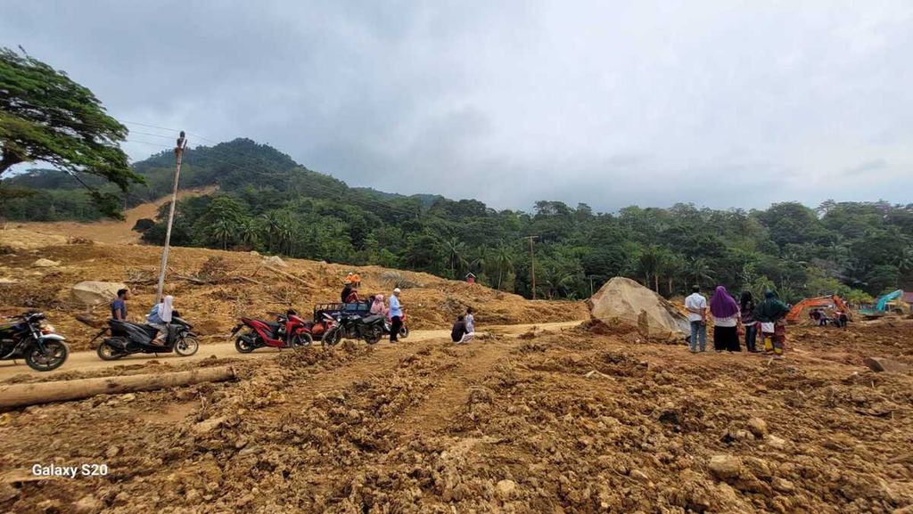 Tim Satuan Tugas Tanggap Bencana membuka jalan yang tertimbun akibat tanah longsor di Pulau Serasan, Natuna, Kepulauan Riau, Jumat (17/3/2023).