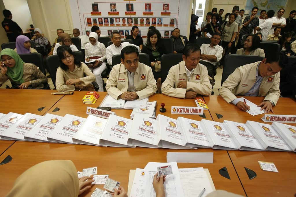 Ketua Umum Partai Gerakan Indonesia Raya (Gerindra) Suhardi (kedua dari kanan) bersama pengurus dan anggota partai mengikuti proses verifikasi faktual peserta Pemilu 2009 oleh anggota Komisi Pemilihan Umum di Kantor DPP Gerindra, Jakarta, Kamis (19/6/2008).