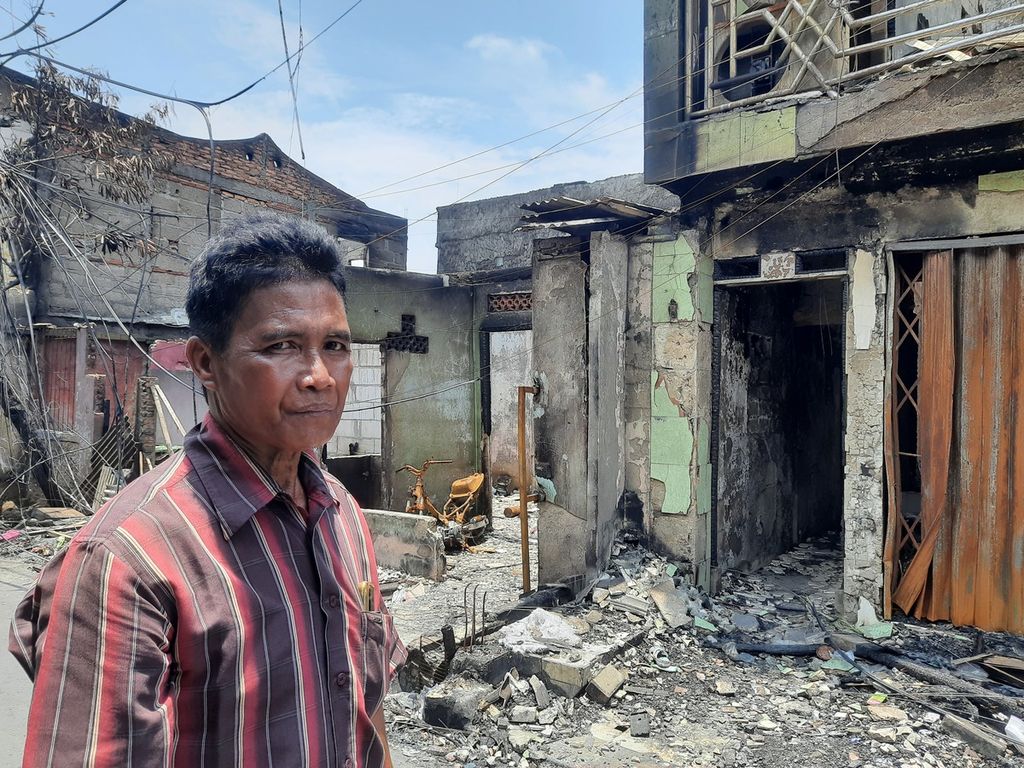 Korban kebakaran depo Pertamina Plumpang, Mohammad Saerudin (54), di RT 005, RW 001, Rawa Badak Selatan, Koja, Jakarta Utara, Sabtu (11/3/2023). Ia menunjukkan rumahnya yang hangus terbakar menyisakan puing-puing.