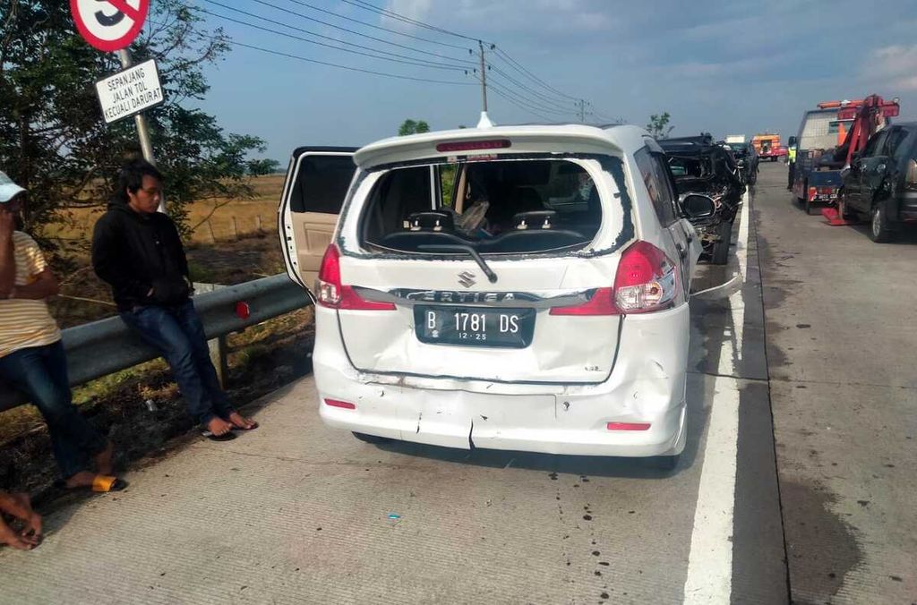 Kondisi kendaraan yang terlibat kecelakaan di jalan tol ruas Pejagan-Pemalang Kilometer 253, Kabupaten Brebes, Jawa Tengah, Minggu (18/9/2022). Dalam kejadian yang dipicu oleh jarak pandang terbatas akibat aktivitas pembakaran rumput di pinggir jalan itu, 13 kendaraan terlibat. Sebanyak 19 orang luka-luka dan satu orang dilaporkan meninggal.