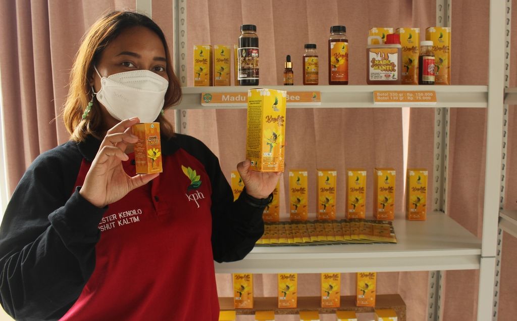 Pegawai Kesatuan Pengelolaan Hutan Produksi (KPHP) Kendilo menunjukkan produk madu yang diproduksi kelompok tani hutan (KTH) di Kabupaten Paser, Kalimantan Timur, Selasa (22/3/2022). 