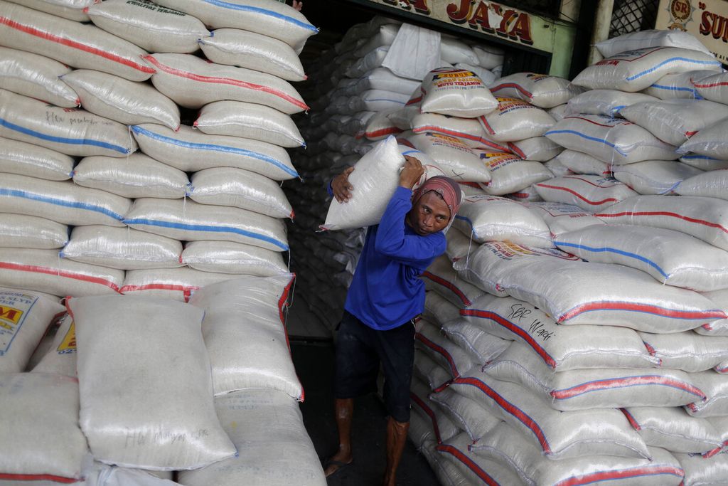 Buruh mengangkut karung beras pesanan pembeli di Pasar Induk Beras Cipinang, Jakarta Timur, Minggu (23/10/2022). Berdasarkan data yang dirilis Badan Pusat Statistik. tahun ini produksi beras Indonesia diperkirakan mencapai 32,07 juta ton. Angka itu naik 2,29 persen dibandingkan dengan produksi tahun lalu yang tercatat 31,36 juta ton.