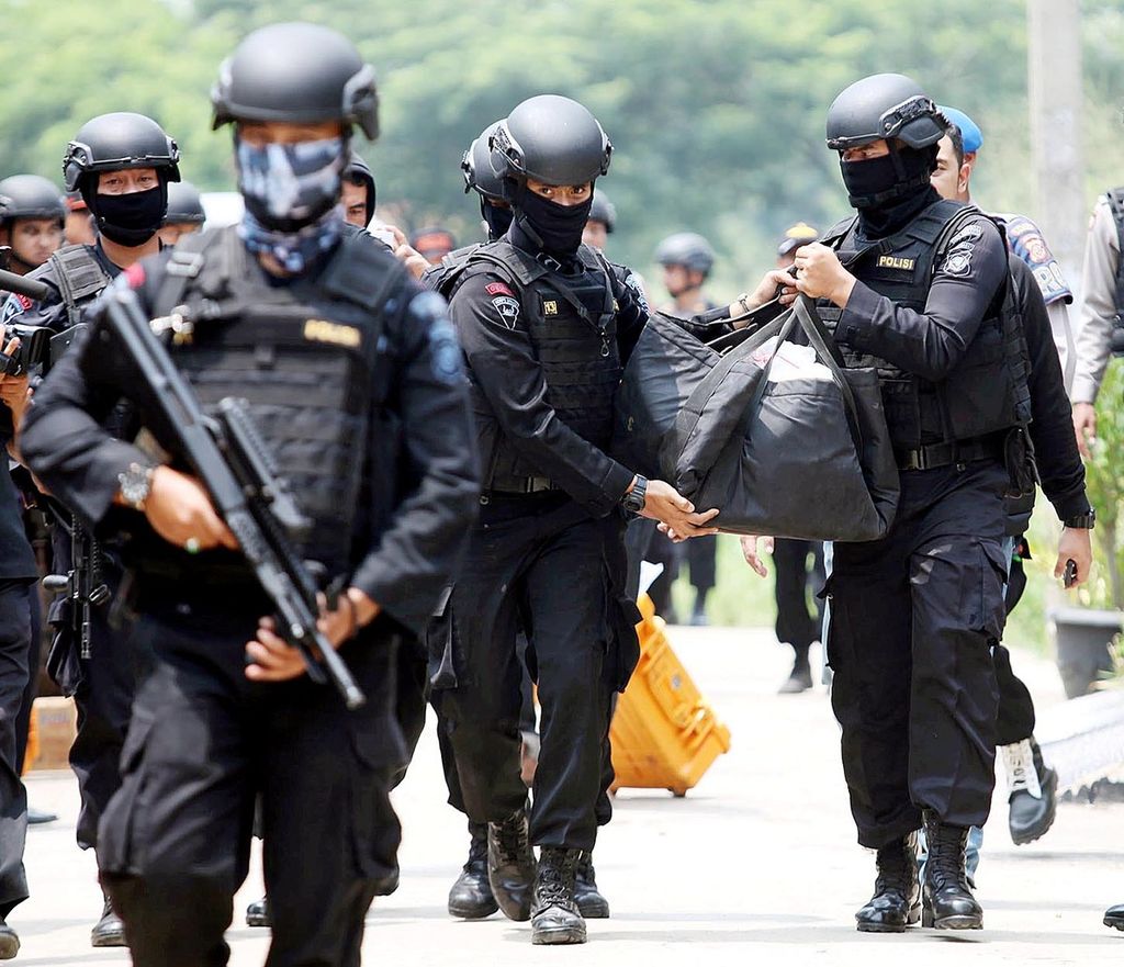 Pasukan Unit Penjinak Bom Polda Jawa Barat membawa barang bukti yang disita dari rumah terduga teroris U alias Said di Kompleks Bojong Malaka Indah, Kabupaten Bandung, Jawa Barat, Selasa (12/1). 