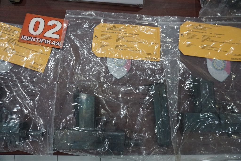 Beberapa senjata api semiotomatis jenis UZI dipajang dalam konferensi pers kasus penyelundupan senjata dari Filipina, Jumat (20/5/2022), di Markas Polda Sulawesi Utara, Manado. Kepolisian menangkap dua pelaku, yaitu OM (18) dan FM (22).