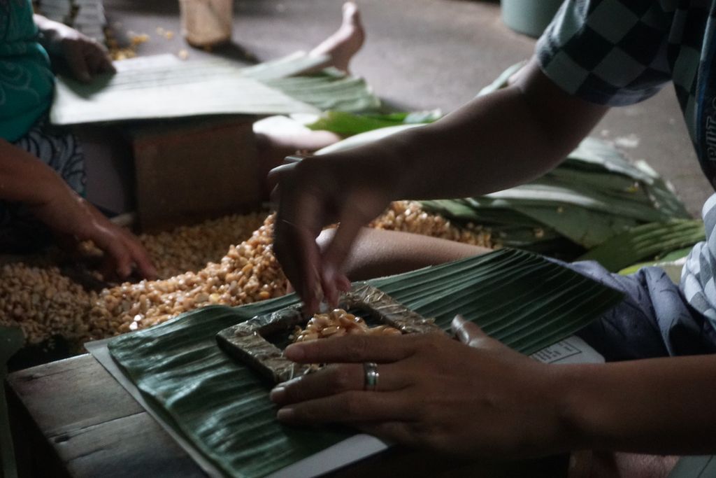 Perajin tempe di Desa Pliken, Banyumas, Jateng, menaikkan harga produknya akibat naiknya harga kedelai. Omzet mereka pun menurun hingga 50 persen, Selasa (5/1/2021).
