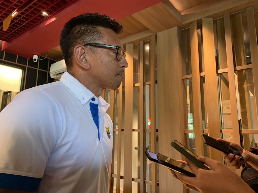 Direktur PT Persib Bandung Bermartabat Teddy Tjahjono di Maikeru Resto, Jakarta, Selasa (1/11/2022). Teddy mengatakan, ada banyak hal yang bisa dipelajari dari Dortmund, salah satunya manajemen suporter.