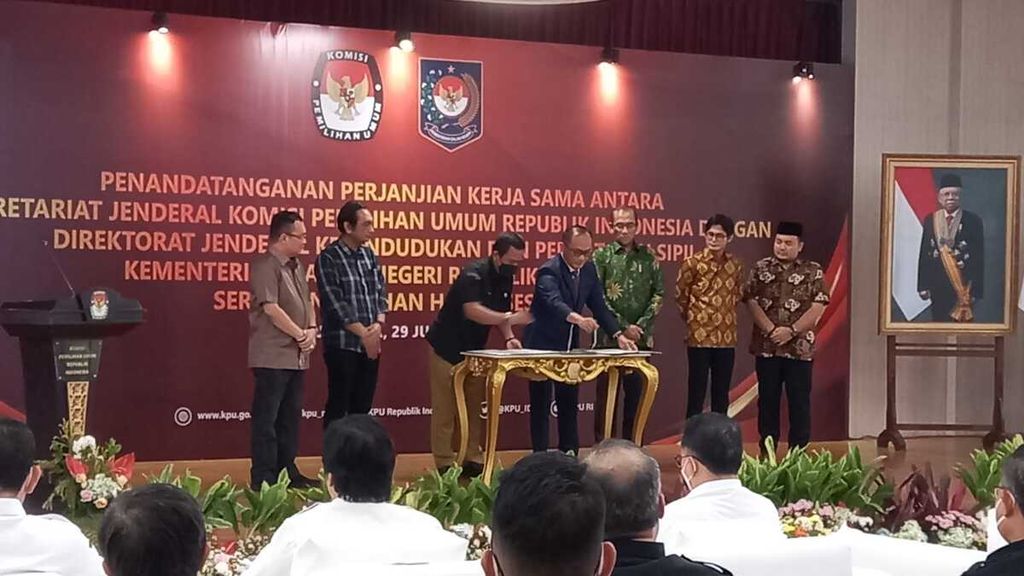 Penandatanganan perjanjian kerja sama pemanfaatan data kependudukan serta penyerahan hak akses NIK antara Ditjen Dukcapil Kemendagri dan KPU, di Jakarta, Rabu (29/6/2022). 