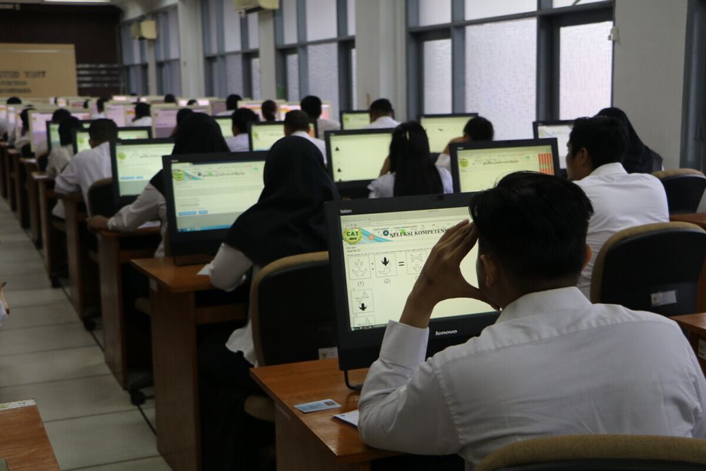 Peserta mengikuti ujian seleksi calon pegawai negeri sipil dengan sistem <i>computer assisted test</i> (CAT) di kantor Badan Kepegawaian Negera Regional VI Medan, Sumatera Utara, Senin (27/1/2020). 
