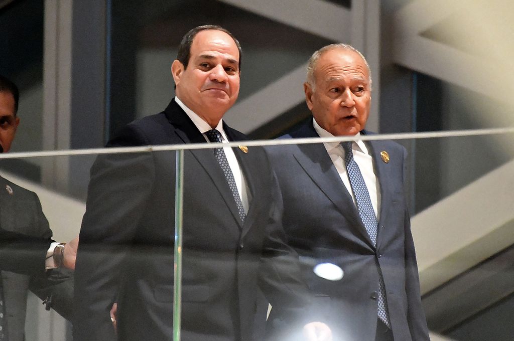 Presiden Mesir Abel Fattah el-Sisi (kiri) dan Sekjen Liga Arab Ahmed Aboul Gheit berjalan berdampingan jelang pembukaan KTT Liga Arab di Aljir, Aljazair, Selasa (1/11/2022). 