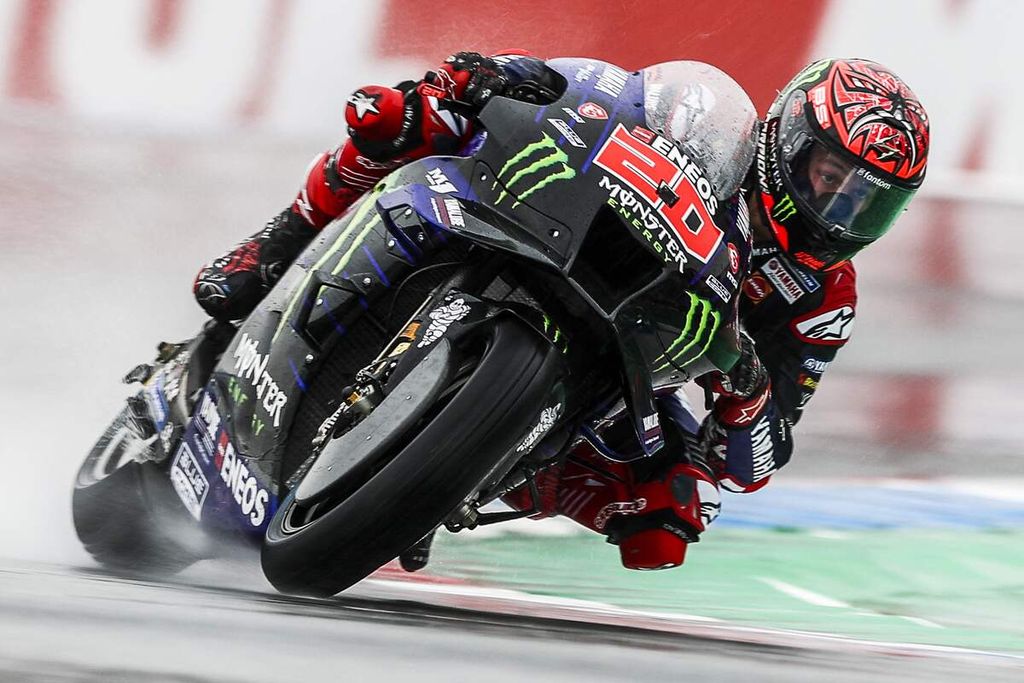 Pebalap tim Yamaha Fabio Quartararo memacu motornya pada latihan bebas pertama MotoGP seri Belanda, di Sirkuit Assen, Jumat (24/6/2022). 