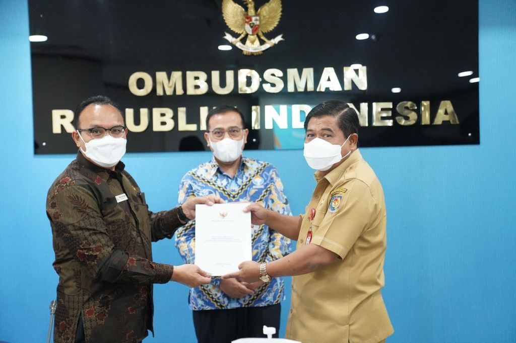 Anggota Ombudsman RI, Robert Na Endi Jaweng (kiri), menyerahkan laporan akhir hasil pemeriksaan dugaan malaadministrasi dalam proses pengangkatan penjabat kepala daerah kepada Sekretaris Jenderal Kemendagri Suhajar Diantoro (kanan), disaksikan Ketua Ombudsman RI Mokhammad Najih, di Jakarta, 19 Juli 2022.