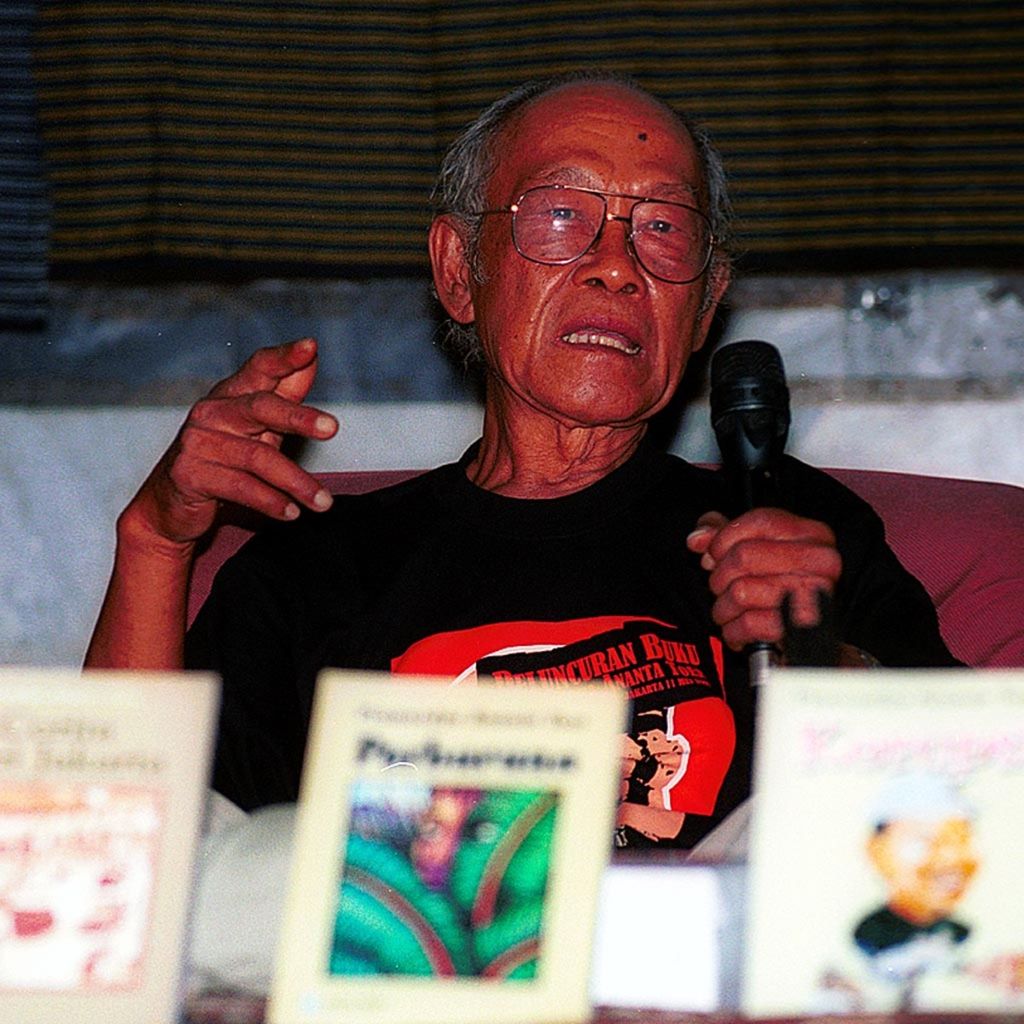 Pramoedya Ananta Toer saat peluncuran lima buah bukunya, Sabtu (11/5/2002), di Auditorium Perpustakaan Nasional, Jalan Salemba, Jakarta Pusat. Kelima buku tersebut adalah <i>Korupsi</i>, <i>Cerita dari Jakarta</i>,<i> Mereka yang Dilumpuhkan, Perburuan</i>, dan <i>Arok Dedes.</i>