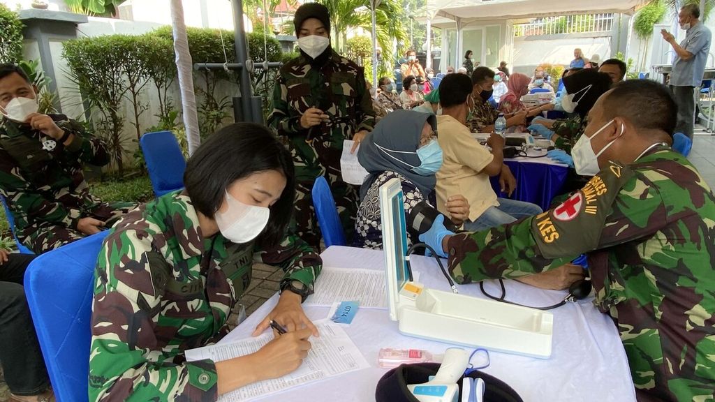 Petugas memeriksa tekanan darah purnawirawan TNI AL yang mengikuti vaksinasi Covid-19 di Graha Jala Bhakti, Cilandak, Jakarta Selatan, Kamis (18/3/2021). 