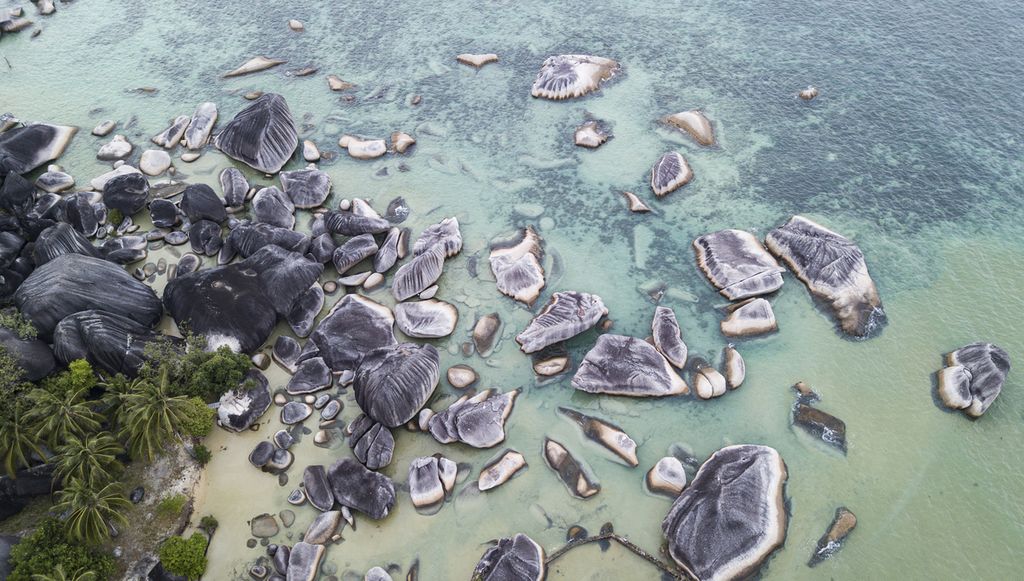 Foto udara hamparan batu granit berukuran besar di kawasan wisata Alif Stone Park di Sepempang, Bunguran Timur, Kabupaten Natuna, Kepulauan Riau, yang tutup, Rabu (5/2/2020).