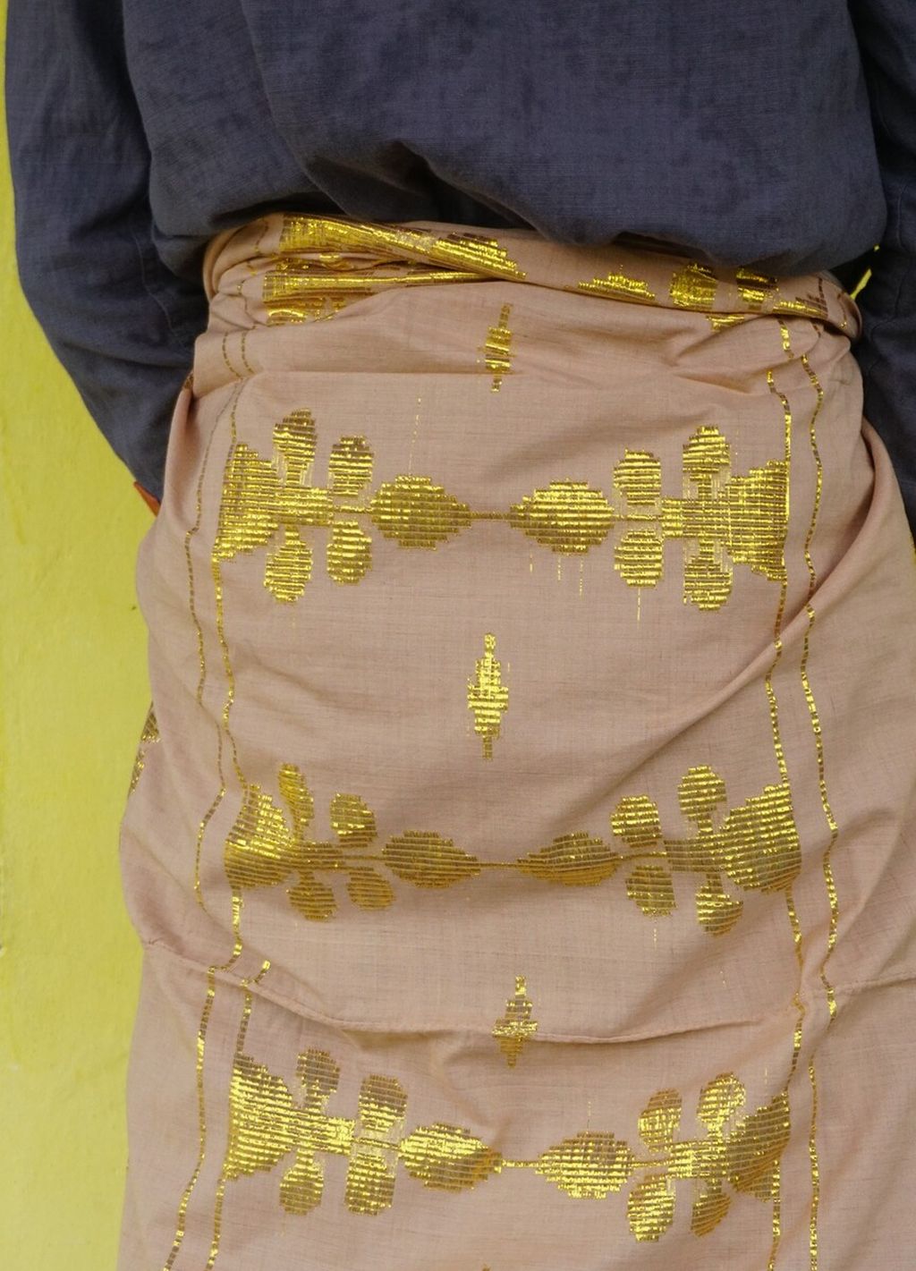 Salah satu contoh tumpal pada sarung Donggala yang dibuat dengan alat tenun gedokan (tradisional). Tumpal harus dipakai di bagian belakang tubuh oleh lelaki dan perempuan yang ikut dalam acara adat suku Kaili di Sulteng.
