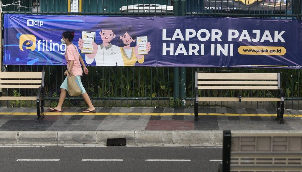 Spanduk sosialisasi pelaporan surat pemberitahuan (SPT) pajak tahunan terpasang di kawasan Pasar Puri Indah, Jakarta Barat, Jumat (3/3/2023). Hingga awal Maret 2023, Direktorat Jenderal Pajak mencatat 5,7 juta wajib pajak telah melaporkan SPT. Batas lapor SPT Tahunan untuk wajib pajak pribadi adalah 31 Maret 2023, sedangkan untuk wajib pajak badan akan ditutup pada 30 April 2023. 