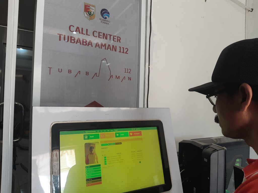 Mujiono  (47), a resident of Tiyuh Pulung Kencana, Tulang Bawang Tengah District, West Tulang Bawang Regency, tried an independent electronic service at the Balai Tiyuh office, Monday (13/3/2023).