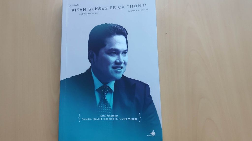 Halaman muka buku berjudul <i>(Bukan) Kisah Sukses Erick Thohir</i>