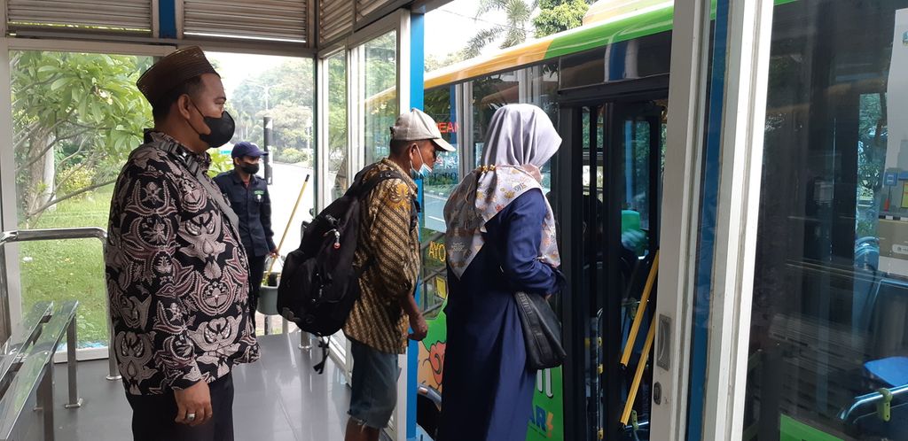 Sejumlah penumpang bergegas naik bus Trans Jatim di Halte Alun-alun Sidoarjo, Jatim, Jumat (20/1/2023). Trans Jatim merupakan angkutan massal untuk penumpang yang nyaman dan nyaman dengan harga terjangkau. 
