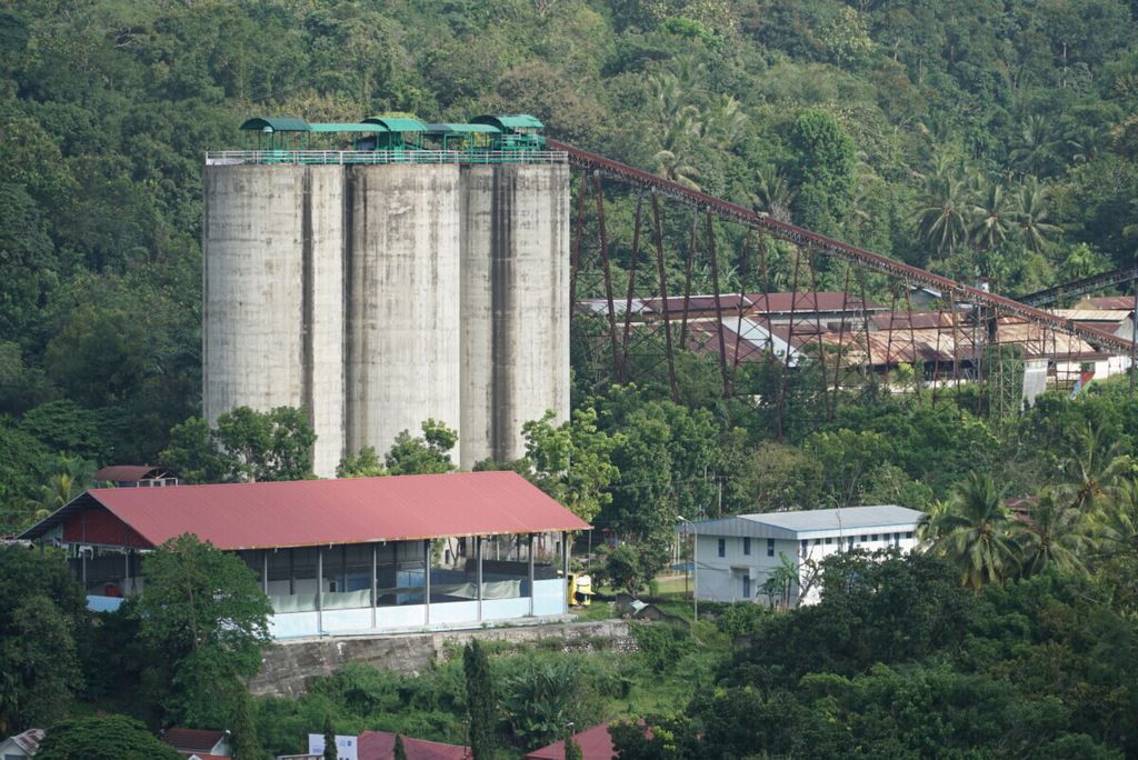 Tiga silo penyimpan batubara hasil Tambang Batubara Ombilin di Sawahlunto, Sumatera Barat, masih berdiri kokoh, Rabu (10/7/2019). Bangunan itu masuk dalam area Warisan Tambang Batubara Ombilin Sawahlunto yang ditetapkan UNESCO sebagian warisan budaya dunia.