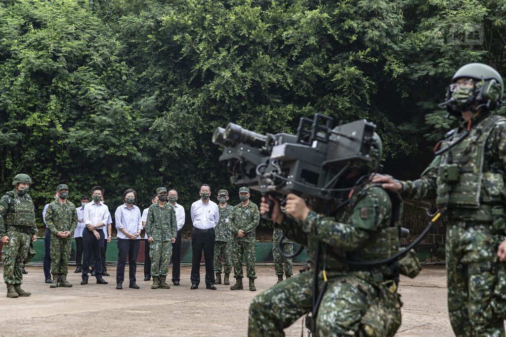 Disaksikan oleh Presiden Taiwan Tsai Ing-wen, tentara Taiwan mengoperasikan perlengkapan di pangkalan Angkatan Laut di Penghu, pantai barat Taiwan, Selasa (30/8/2022). 
