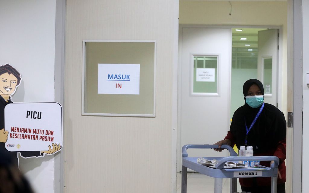 Petugas yang mendorong troli berisi makanan pasien berjalan keluar dari ruangan Unit Perawatan Intensif Anak/Pediatric Intensive Care Unit di Pusat Kesehatan Ibu dan Anak  Kiara RSUPN Dr Cipto Mangunkusumo, Jakarta, Jumat (21/10/2022).