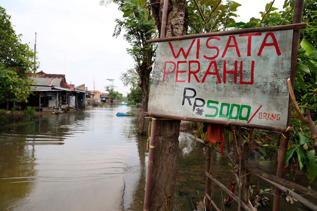Warga yang berinisiatif membuka peluang usaha di tengah banjir selama beberapa bulan menggenangi Desa Kasiyan, Kecamatan Sukolilo, Kabupaten Pati, Jawa Tengah, Kamis (16/3/2023).