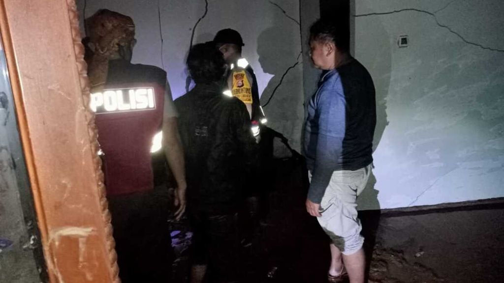 Longsor merusak rumah warga di Kecamatan Cibeber, Kabupaten Lebak, Banten, pascahujan deras Rabu (16/2/2022).