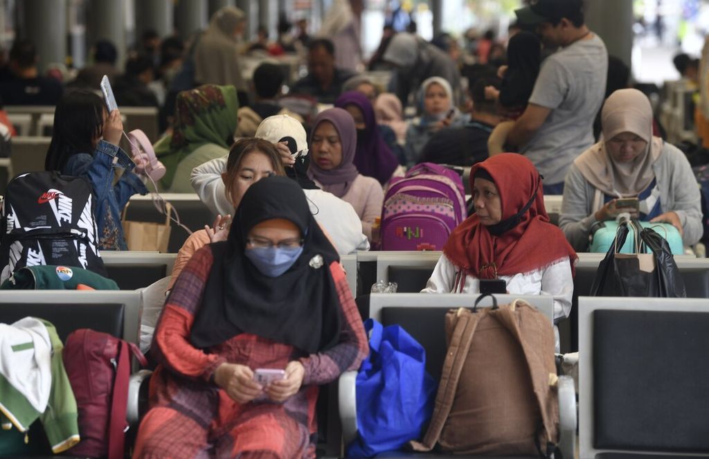 Penumpang kereta api menunggu di ruang tunggu keberangkatan Stasiun Pasar Senen, Jakarta, Kamis (22/12/2022). Memasuki libur Natal dan Tahun Baru yang bersamaan dengan libur sekolah, jumlah penumpang kereta yang akan bepergian ke sejumlah kota meningkat. 