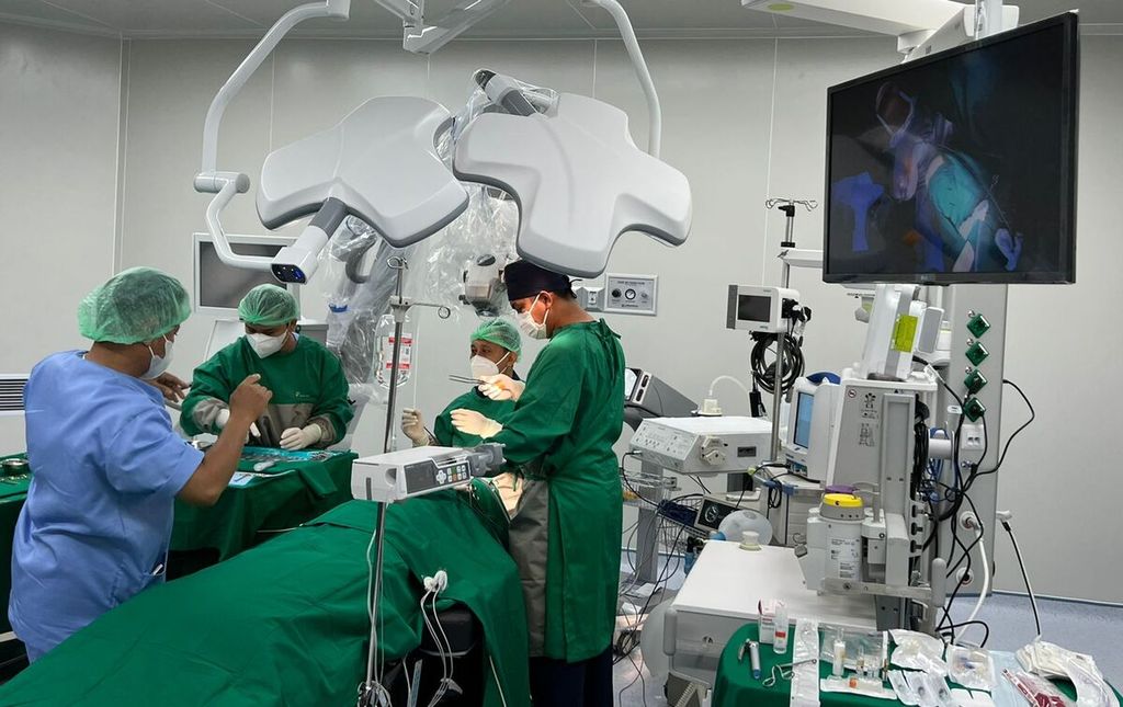 Dokter menunjukkan simulasi operasi jantung di ruang operasi Rumah Sakit Otak dan Jantung Pertamina Royal Biringkanaya, Makassar, Sulsel, Rabu (30/3/2022). Rumah sakit khusus ini menjadi yang terbesar dan satu-satunya di kawasan timur Indonesia.