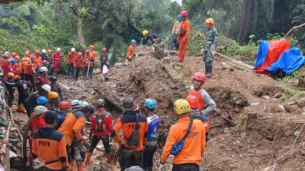 Tim SAR gabungan masih mencari empat korban yang tertimbun longsor, Kamis (16/9/2023), di Kampung Sirna Sari, Kelurahan Empang, Bogor Selatan, Kota Bogor, Jawa Barat.
