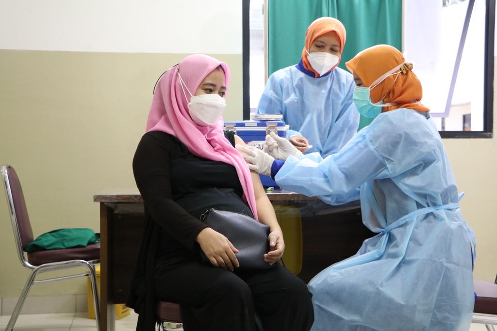 Ibu hamil mengikuti vaksinasi Covid-19 di Rumah Sakit Universitas Sumatera Utara, Medan, Rabu (1/9/2021). 