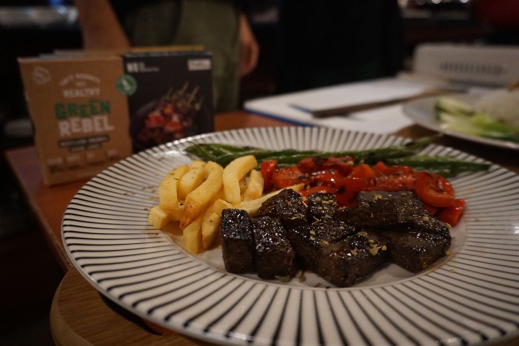 Steik nabati berbahan dasar jamur <i>shiitake</i>, tepung rumput laut, dan kedelai produksi Green Rebel dipamerkan di Manado, Sulawesi Utara, Sabtu (5/2/2022).
