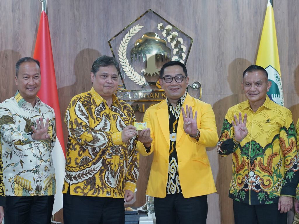 Golkar Party Deputy Chairperson Agus Gumiwang Kartasasmita, Golkar Party Chairperson Airlangga Hartarto, West Java Governor Ridwan Kamil, and Golkar Party Secretary General Lodewijk Freidrich Paulus (from left to right) pose for a group photo during a meeting at the Golkar Party Office, Slipi, Jakarta, Wednesday (18/1/2023).