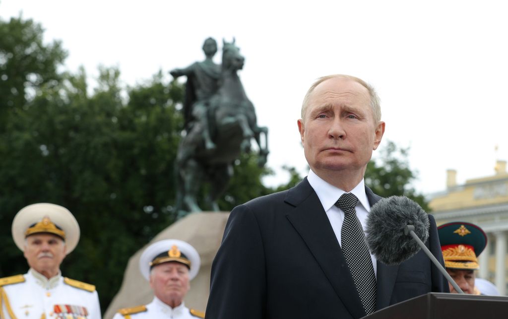  Presiden Rusia Vladimir Putin (tengah) memberikan pidato pada di Hari Angkatan Laut Rusia di St. Petersburg, Russia, Minggu (31/7/2022(Mikhail Klimentyev, Sputnik, Kremlin Pool Photo via AP)